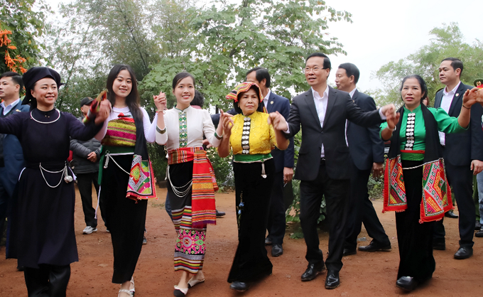Chủ tịch nước dự lễ Trỉa lúa, hòa vào điệu xòe Thái trong Ngày hội sắc Xuân - 6