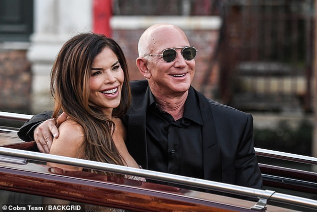 Vợ chồng tỷ phú Jeff Bezos và dàn khách mời toàn sao rời Italy sau đám cưới - 3 Vợ chồng tỷ phú Jeff Bezos và dàn khách mời toàn sao rời Italy sau đám cưới - 3