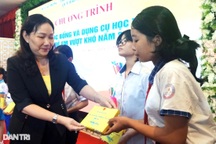 Quỹ Bảo trợ trẻ em trao hàng trăm suất học bổng đến học sinh khó khăn