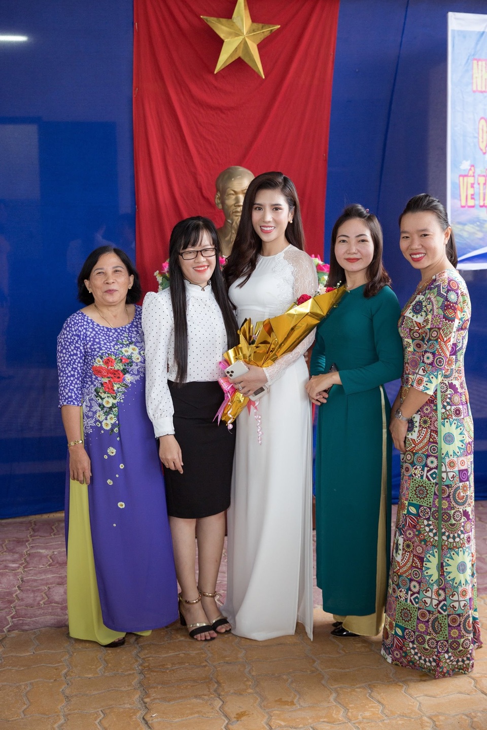 Hoa hậu Dương Yến Nhung truyền cảm hứng cho các em học sinh - 2 Hoa hậu Dương Yến Nhung truyền cảm hứng cho các em học sinh - 2