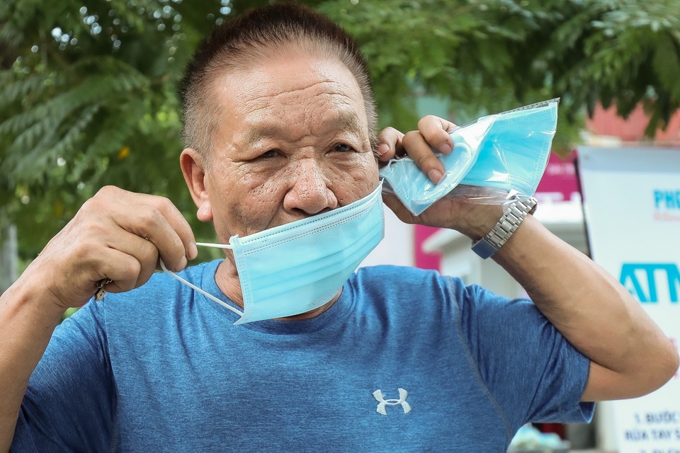 Sau ATM gạo, Hà Nội xuất hiện ATM khẩu trang đầu tiên - 13 Sau ATM gạo, Hà Nội xuất hiện ATM khẩu trang đầu tiên - 13