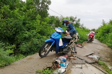 Bạc Liêu: Sụp lún "nuốt chửng" đường nông thôn, dân xuống xe dắt bộ cũng… run