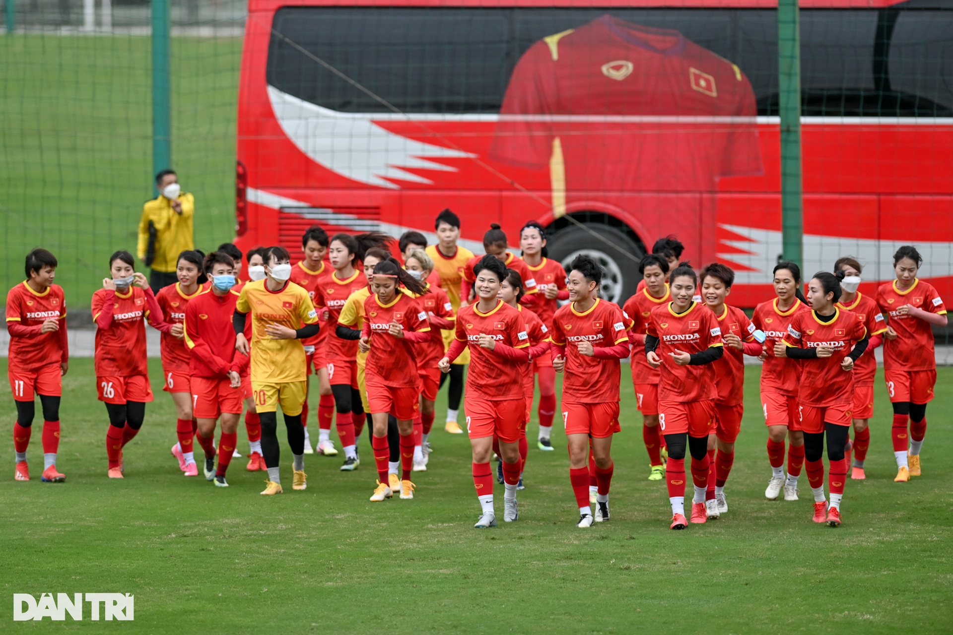 Trung vệ thép Chương Thị Kiều tập riêng ở buổi tập của tuyển nữ Việt Nam - 1