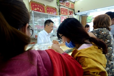 Giá vàng "lao dốc"