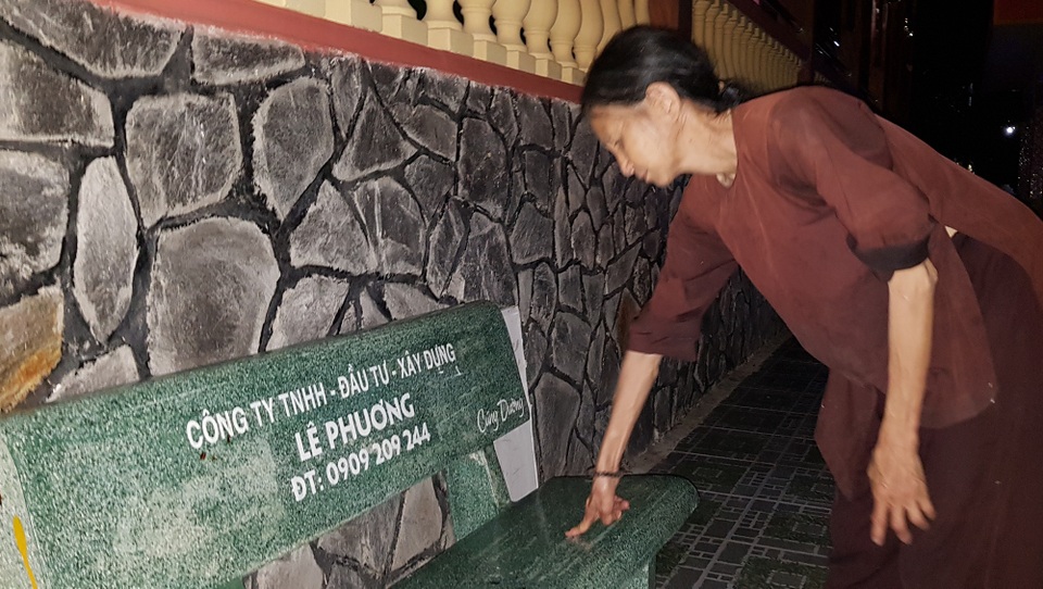 Sự sống mong manh của bé trai bị bỏ rơi hấp hối trong sân chùa - 1 Sự sống mong manh của bé trai bị bỏ rơi hấp hối trong sân chùa - 1