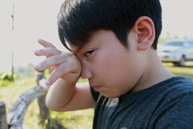 Giáo viên tiểu học bị đình chỉ công tác sau khi tát học sinh 9 lần