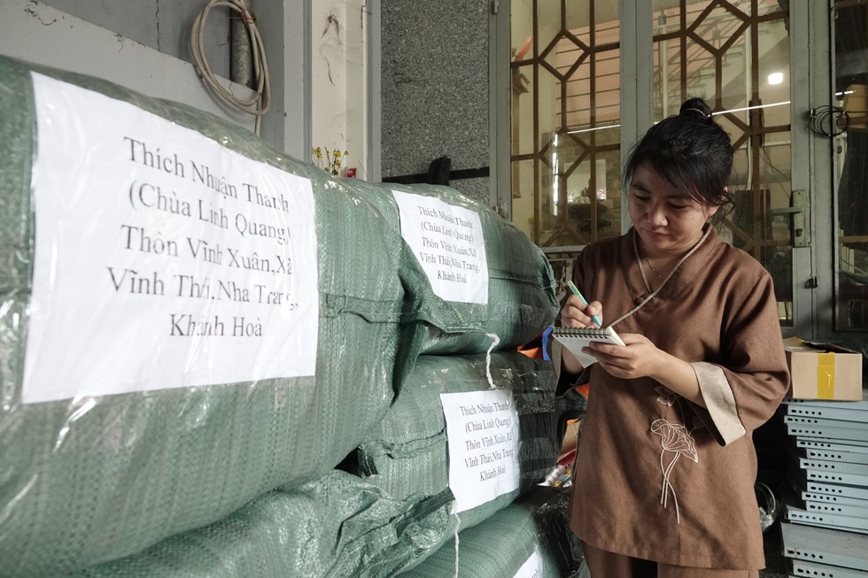 Xưởng may ngừng kinh doanh, chuẩn bị 10.000 chăn ấm tặng đồng bào vùng lũ - 7 Xưởng may ngừng kinh doanh, chuẩn bị 10.000 chăn ấm tặng đồng bào vùng lũ - 7