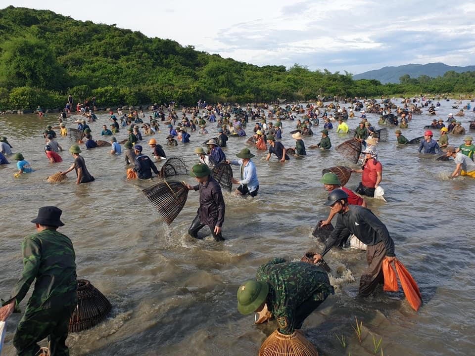 Hàng ngàn người dân đội nắng lội bùn tìm “vận may” - 3 Hàng ngàn người dân đội nắng lội bùn tìm “vận may” - 3