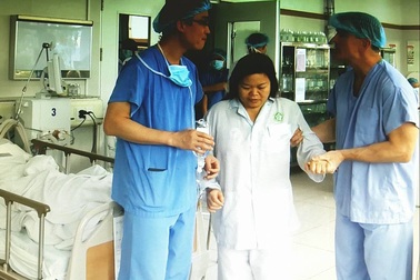 Bệnh nhân tập đi lại sau 2 tiếng thay khớp bằng robot hiện đại