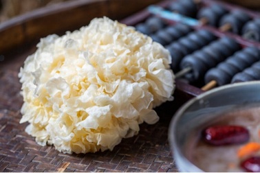 Nấu chè đậu xanh nấm tuyết, món ngon giải nhiệt ngày hè