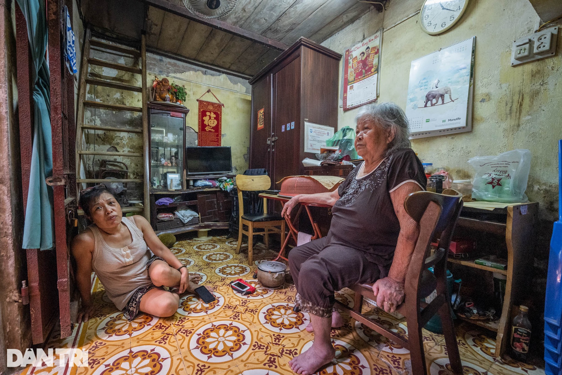 Bên trong khu nhà gỗ 70 tuổi thường trực nỗi lo tai nạn, chập cháy ở Hà Nội - 12 Bên trong khu nhà gỗ 70 tuổi thường trực nỗi lo tai nạn, chập cháy ở Hà Nội - 12