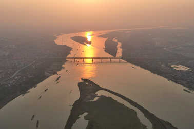 Những buổi hoàng hôn rực rỡ trên sông Hồng