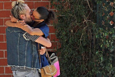 Sao phim Avatar hạnh phúc hôn chồng trên phố