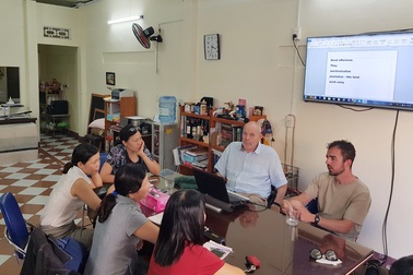 Ông giáo Mac Dougall, 10 năm dạy tiếng Anh miễn phí cho học sinh tại Việt Nam