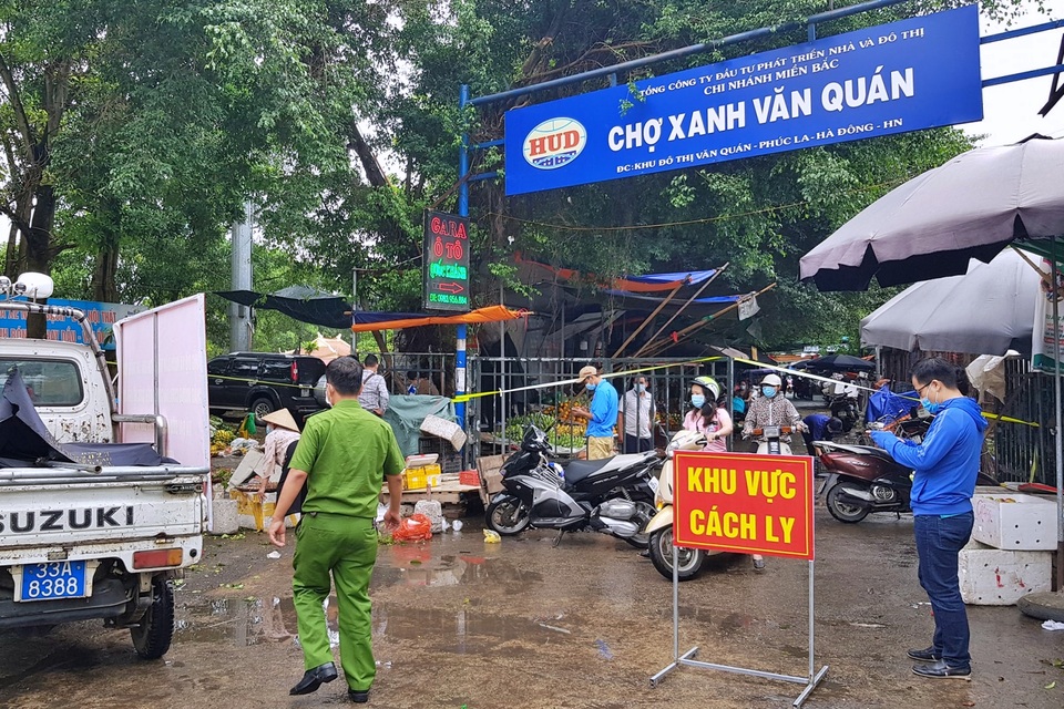 Hà Nội: Ca nghi mắc Covid-19 ghé qua, cả chợ Xanh Văn Quán bị phong tỏa - 1 Hà Nội: Ca nghi mắc Covid-19 ghé qua, cả chợ Xanh Văn Quán bị phong tỏa - 1