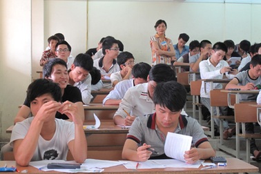 Thí sinh hồn nhiên mang điện thoại nhắn tin trong giờ thi