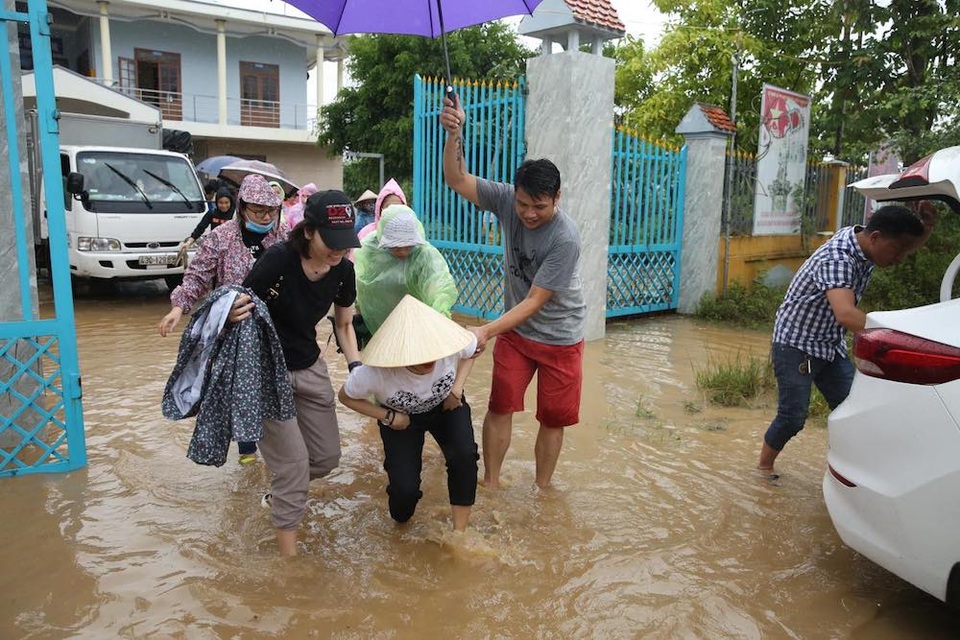Mỹ Tâm lén lau nước mắt khi đi cứu trợ bà con tại Quảng Nam - 2 Mỹ Tâm lén lau nước mắt khi đi cứu trợ bà con tại Quảng Nam - 2