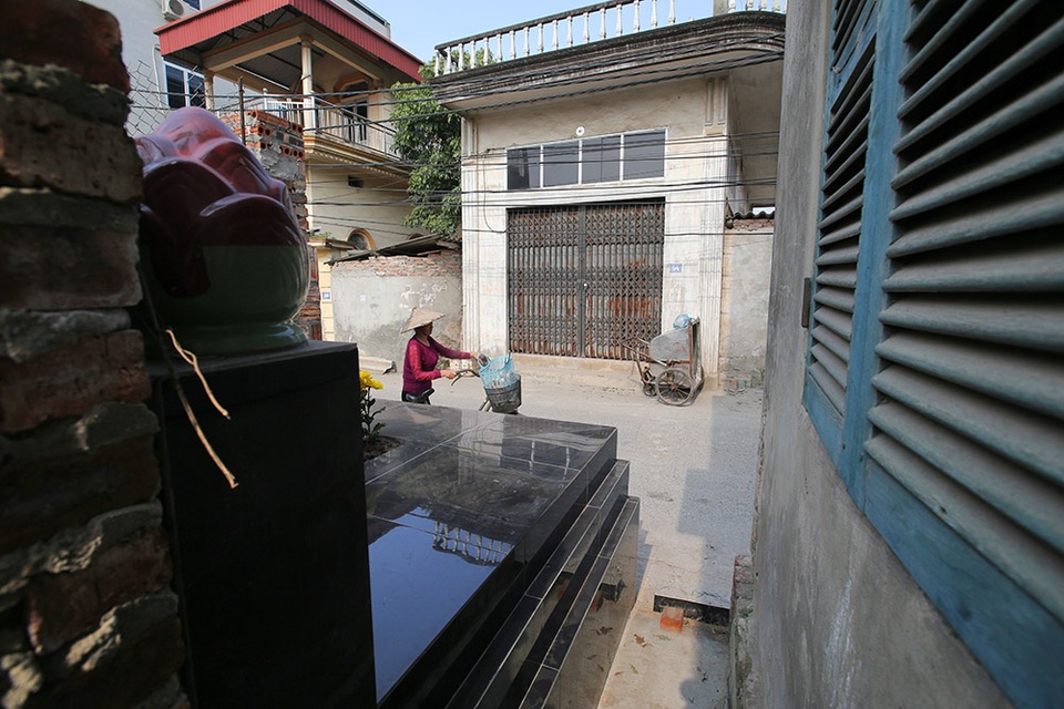 Nhà của người chết len giữa nhà người sống trên mặt đường Hà Nội - 7