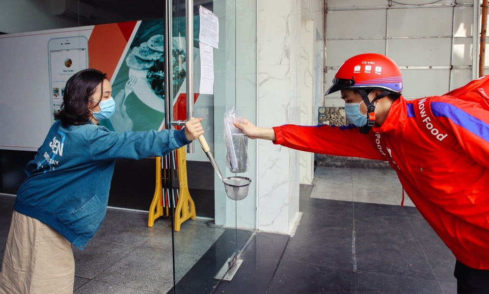 “Giao hàng không tiếp xúc” thời Covid muôn màu muôn vẻ và muôn kiểu - 9 “Giao hàng không tiếp xúc” thời Covid muôn màu muôn vẻ và muôn kiểu - 9