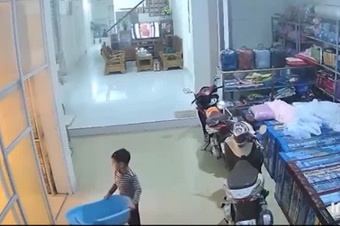 Bé trai 7 tuổi ở nhà một mình nghịch lửa suýt gây hỏa hoạn