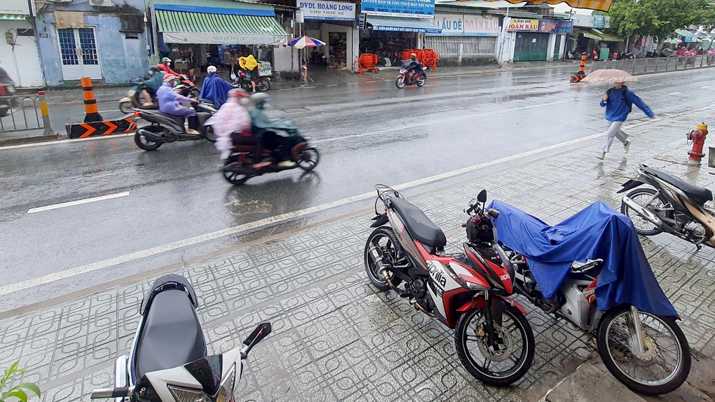 Kẻ trộm bẻ khóa 5 giây lấy xe máy của nữ sinh đi làm thêm  - 2