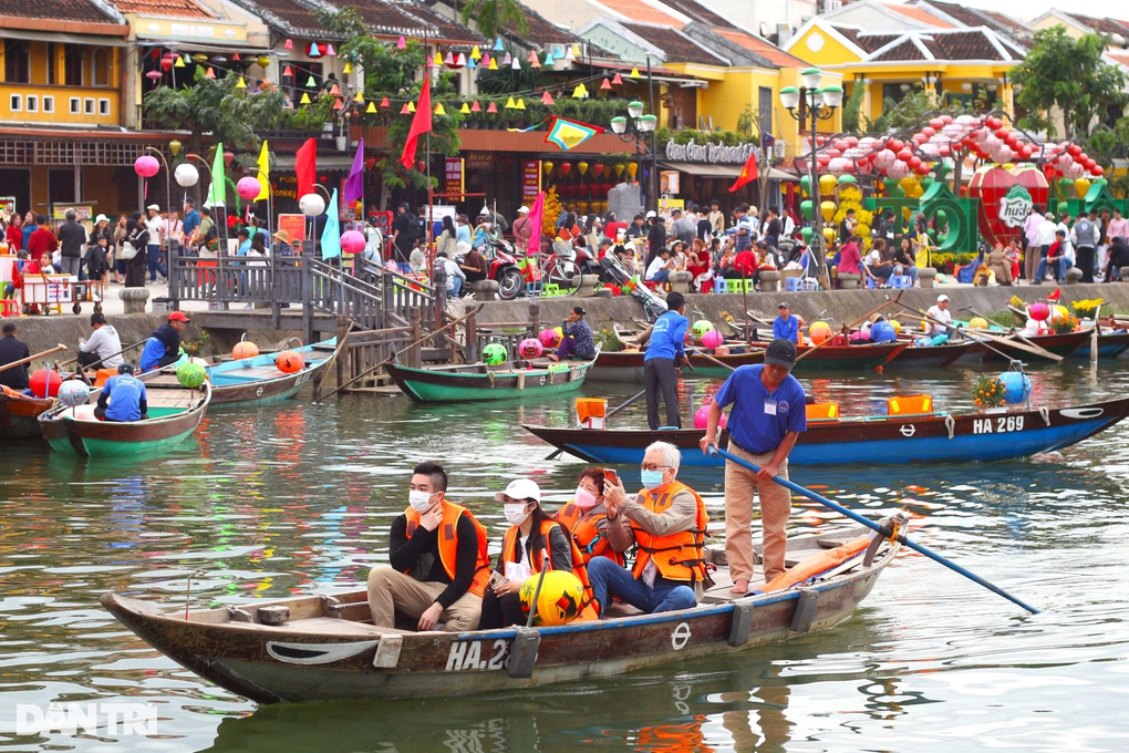 Du khách xúng xính váy áo check-in phố cổ Hội An ngày Tết - 4