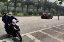 Hàng loạt xe máy "quay đầu" khi thấy bóng CSGT trên Đại lộ Thăng Long