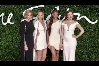 Joan Smalls đọ dáng Karen Elson