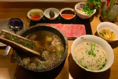Phở bò 2,4 triệu đồng đắt gấp 50 lần bát phở thường ở TPHCM có gì đặc biệt?