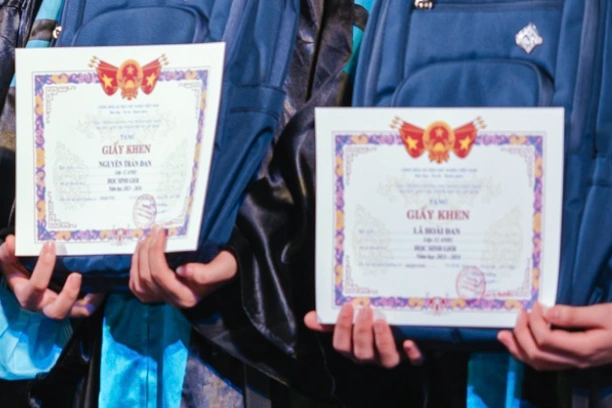 শুধুমাত্র ১০০,০০০ ভিয়েতনামি ডং থেকে দানকারী শিক্ষার্থীদের মেধার সার্টিফিকেট প্রদান: কাজ করার অনুপযুক্ত পদ্ধতি - ২ Chỉ tặng giấy khen học sinh ủng hộ từ 100.000 đồng: Cách làm chưa phù hợp - 2