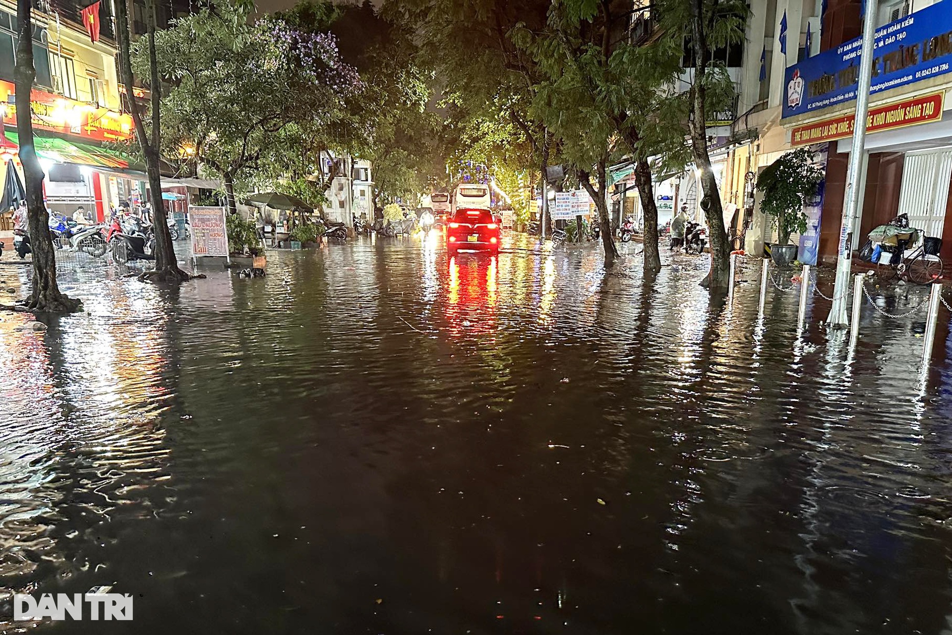 Mưa bất chợt kéo dài, nhiều tuyến phố Hà Nội ngập sâu trong nước - 13