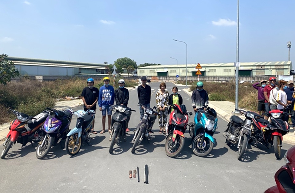 Thiếu nữ kéo 12 đối tượng mang hung khí đi giải quyết mâu thuẫn - 1 Thiếu nữ kéo 12 đối tượng mang hung khí đi giải quyết mâu thuẫn - 1