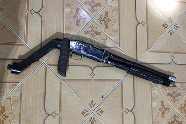 Lộ khẩu súng tự chế, gã đàn ông bị bắt vì tàng trữ hơn 1.000 viên ma túy