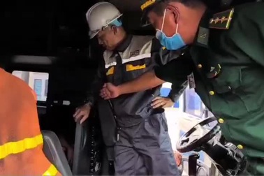 Chui trong... tủ lạnh để trốn cách ly