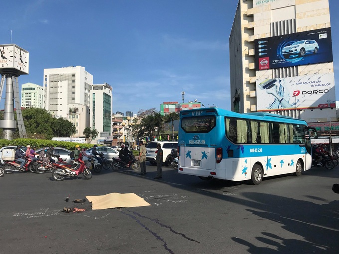 Một phụ nữ bán vé số bị xe khách cán tử vong thương tâm khi qua đường ở Sài Gòn - Ảnh 1. Một phụ nữ bán vé số bị xe khách cán tử vong thương tâm khi qua đường ở Sài Gòn - Ảnh 1.