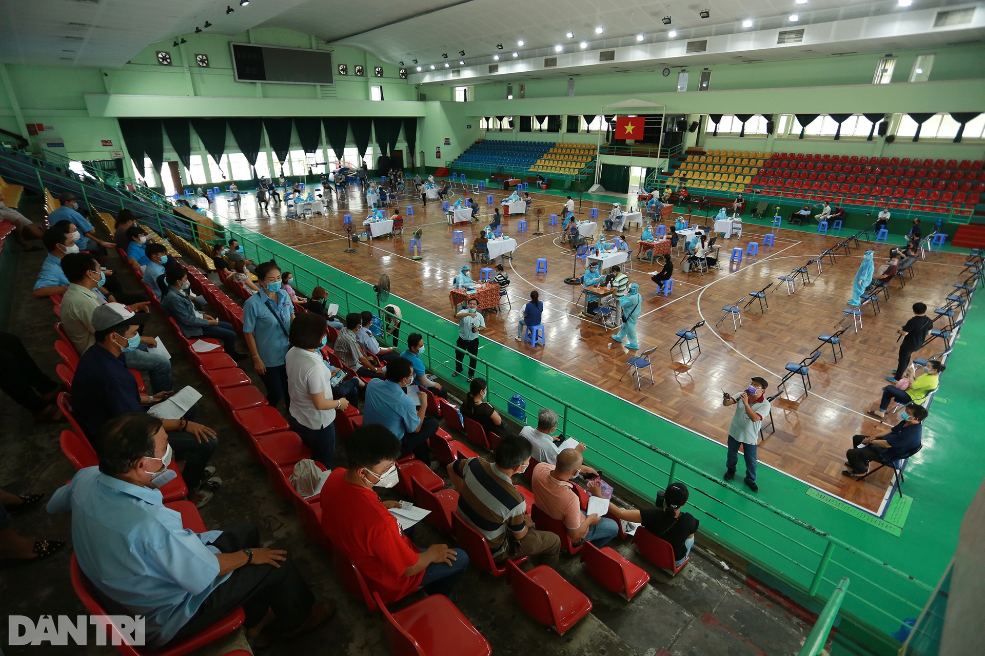 TPHCM tăng tốc tiêm vắc xin ngừa Covid-19, dân xếp hàng dài chờ tới lượt - 8