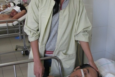 Bố bị tai nạn nguy kịch, hai chị em mồ côi có nguy cơ nghỉ học