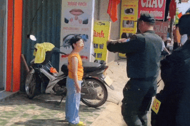 Xúc động khoảnh khắc sĩ quan CSCĐ tặng còi chỉ huy cho bé gái ở Điện Biên