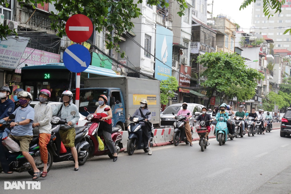 Xe máy nối đuôi nhau đi ngược chiều ở Hà Nội bị cảnh sát xử phạt - 1 Xe máy nối đuôi nhau đi ngược chiều ở Hà Nội bị cảnh sát xử phạt - 1