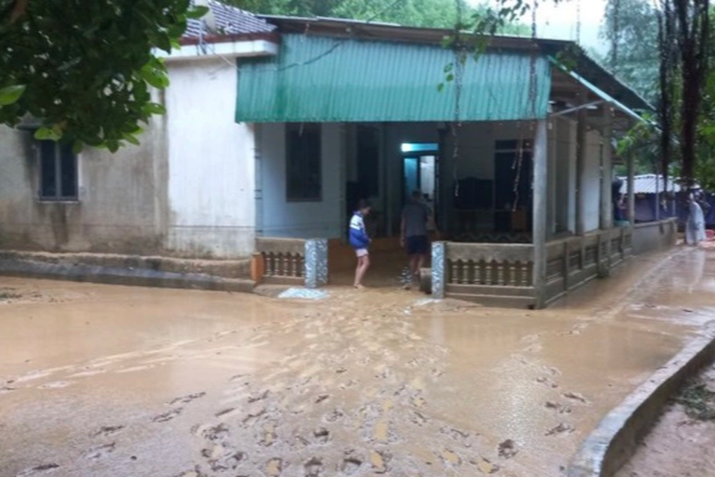 Mưa lũ phức tạp tại Hà Tĩnh, nước ngập mênh mông, tường đổ đè ô tô - 3 Mưa lũ phức tạp tại Hà Tĩnh, nước ngập mênh mông, tường đổ đè ô tô - 3