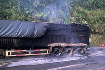 Xe chở 20 tấn ngô bốc cháy trên quốc lộ