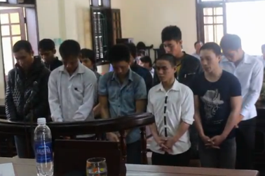 10 bị cáo lãnh án tù vì quấy rối, phá hoại tài sản nhà nước