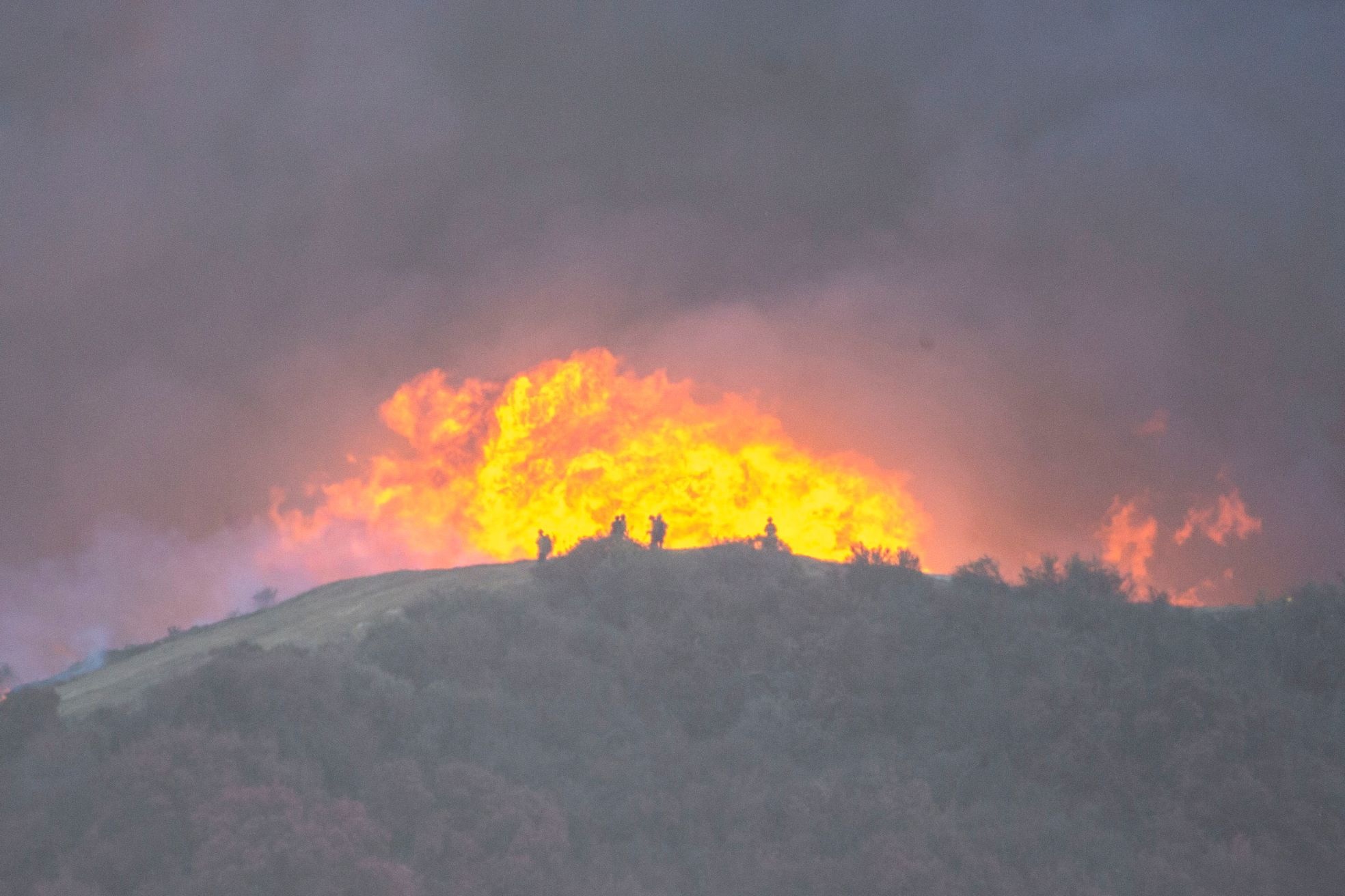 View - Cận cảnh những khu dân cư bị thiêu rụi trong "bão lửa" California | Báo Dân trí