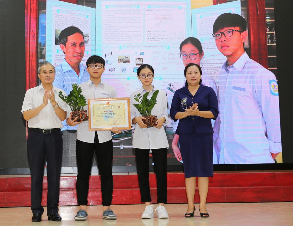 Hai học sinh lớp 11 giành giải Đặc biệt Sáng tạo Thanh thiếu niên nhi đồng - 1 Hai học sinh lớp 11 giành giải Đặc biệt Sáng tạo Thanh thiếu niên nhi đồng - 1