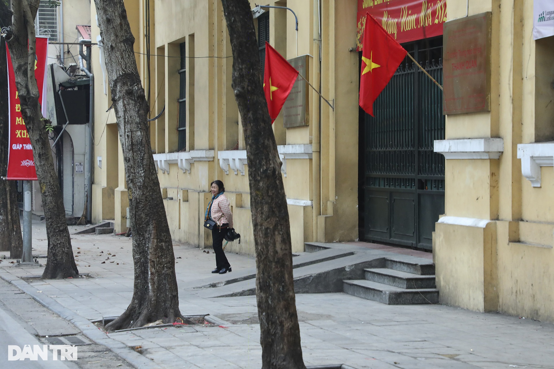 Không khí sáng mùng một: Hà Nội vắng vẻ, sâu lắng trong sắc hoa đào - 5 Không khí sáng mùng một: Hà Nội vắng vẻ, sâu lắng trong sắc hoa đào - 5