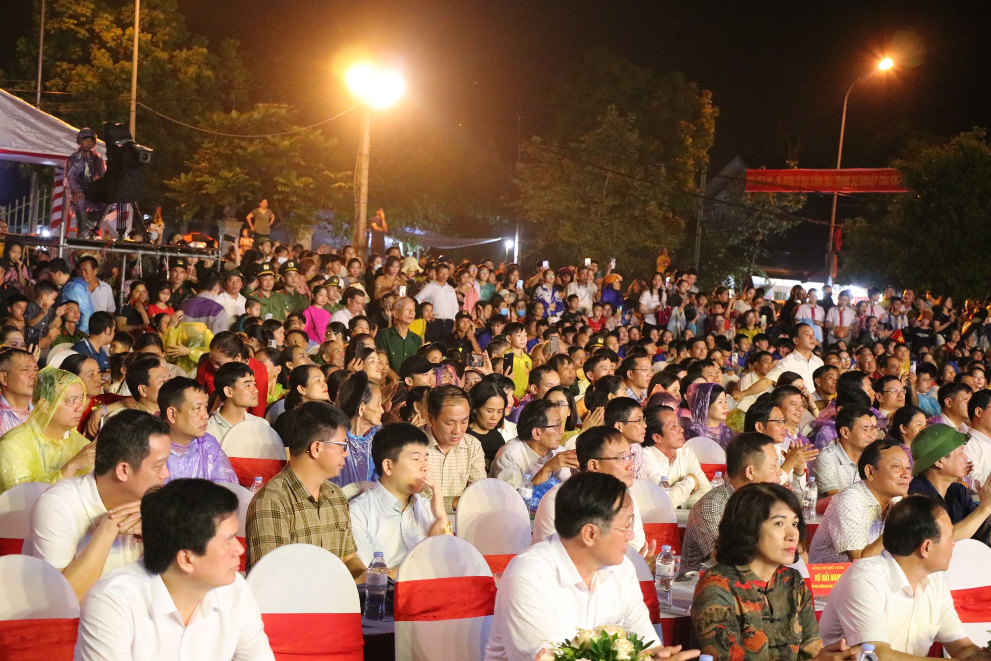 Mãn nhãn màn biểu diễn kỵ binh trong đêm khai mạc Lễ hội Làng Sen 2024 - 11