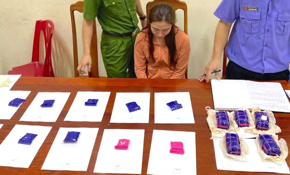 Trang cùng tang vật tại cơ quan Công an huyện Diễn Châu. Trang cùng tang vật tại cơ quan Công an huyện Diễn Châu.