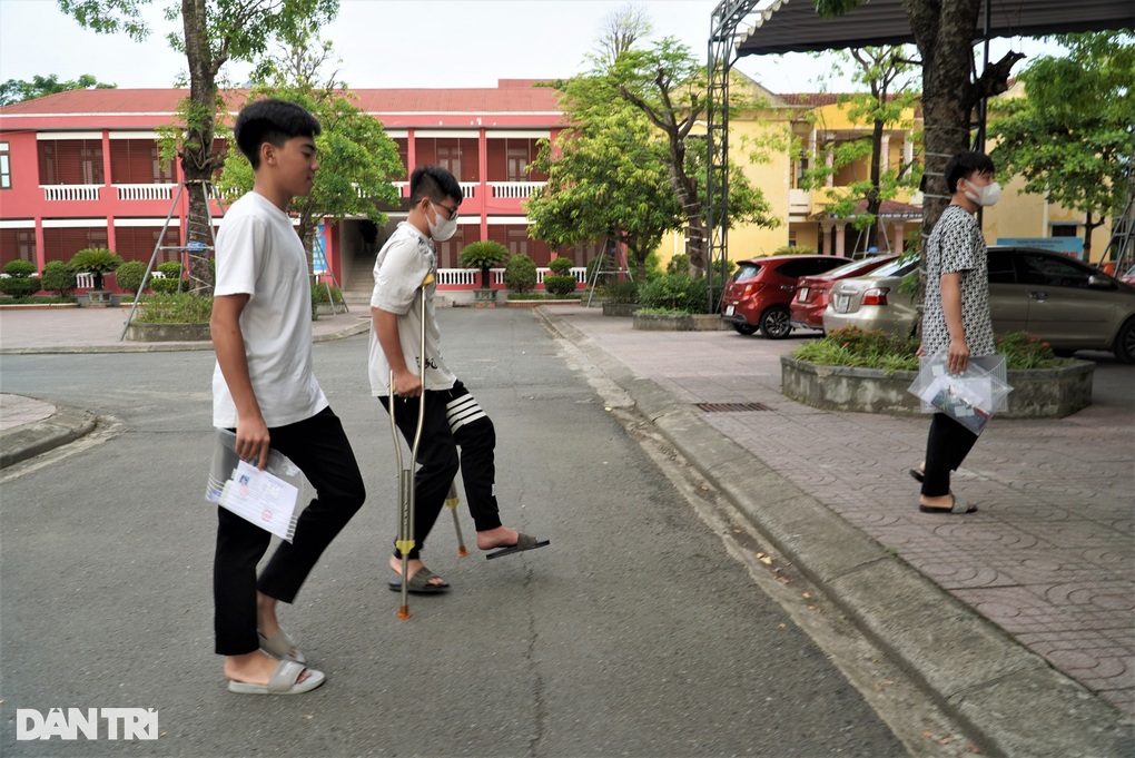 Thí sinh chống nạng thi lớp 10 và cách lên dây cót tinh thần của người bố - 2 Thí sinh chống nạng thi lớp 10 và cách lên dây cót tinh thần của người bố - 2