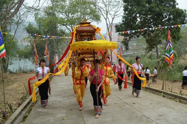 Rộn ràng khai hội Đền Vạn