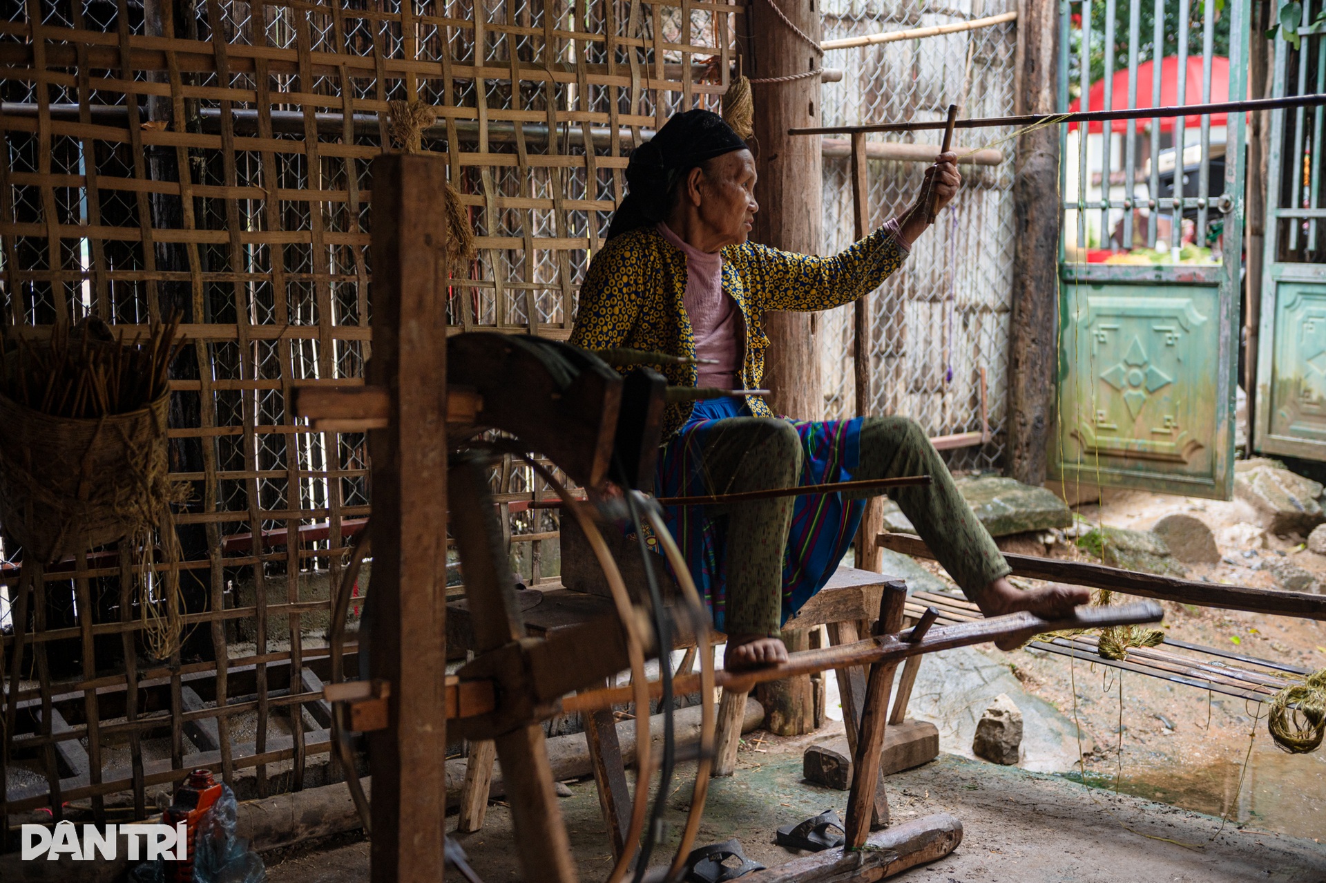 Phụ nữ Mông ổn định kinh tế, đưa sản phẩm dệt lanh Lùng Tám ra thế giới - 9 Phụ nữ Mông ổn định kinh tế, đưa sản phẩm dệt lanh Lùng Tám ra thế giới - 9
